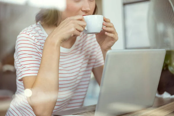 Розслаблена молода жінка п'є ароматну каву — стокове фото
