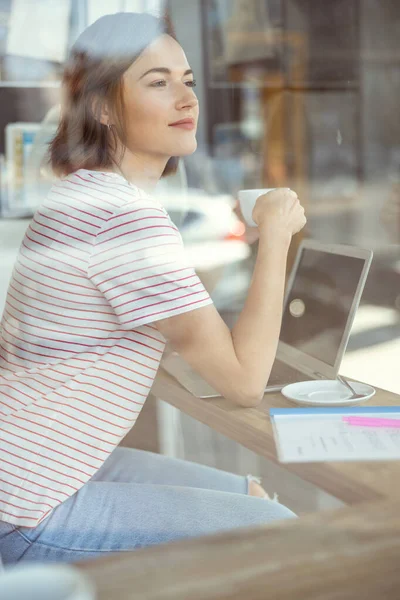 Retrato de menina satisfeita que gosta de café — Fotografia de Stock