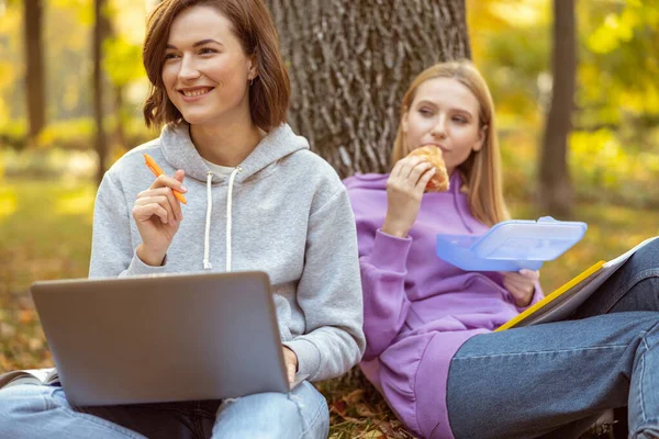 Positiv glad flicka skapa planer för projektarbete — Stockfoto