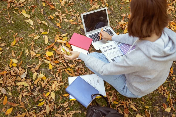 Elfoglalt barna nő dolgozik a laptopján — Stock Fotó