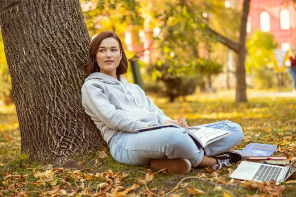 Atraktivní dívka je hluboko ve svých myšlenkách — Stock fotografie