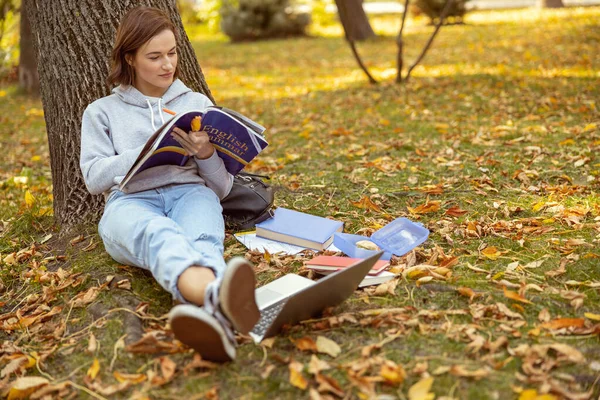 Joyeux brunette fille prendre des notes dans le livre — Photo