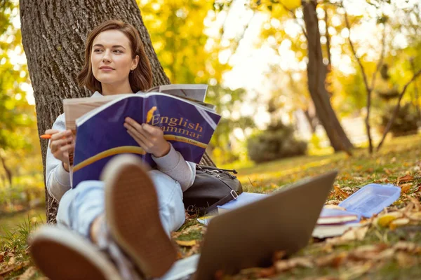 Álmodozó lány ül egyedül a parkban — Stock Fotó