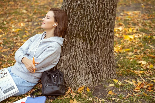 Zrelaksowana młoda kobieta słuchająca muzyki — Zdjęcie stockowe