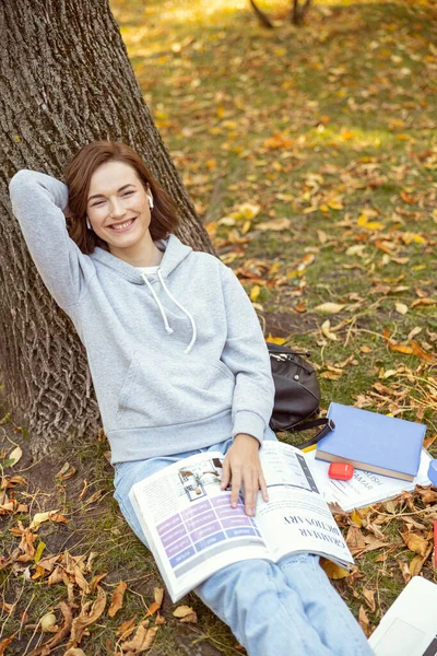 Rilassato bruna studente godendo la sua pausa sulla natura — Foto Stock