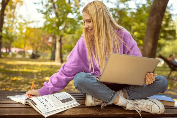 Menina encantada positiva fazendo teste de gramática em inglês — Fotografia de Stock