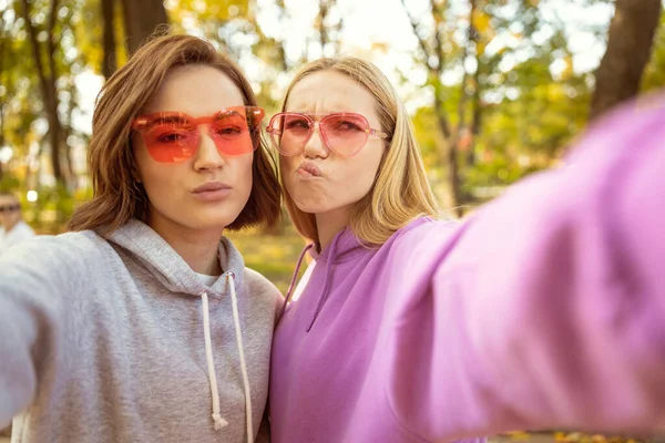 Detailní záběr emocionální dívky, které pózují na kameru — Stock fotografie