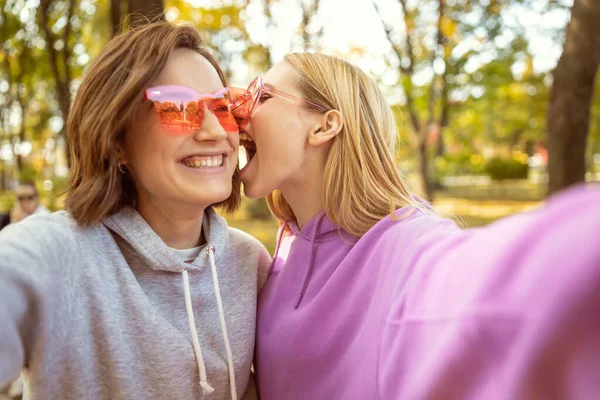 Jovens mulheres felizes fazendo selfie em seu smartphone — Fotografia de Stock