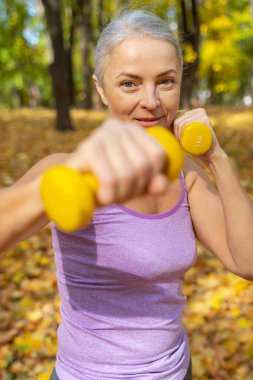 Sırt egzersizi yapan motive bir bayan.