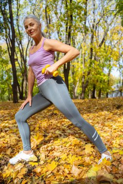 Dambılı kadın kameraya bakıyor.