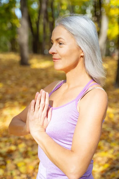 Glimlachende kalme dame houdt haar armen bij elkaar — Stockfoto