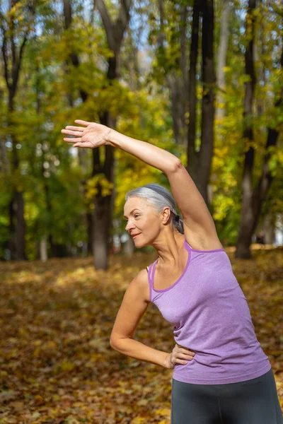 Ajuste mujer haciendo un lado doblar ejercicio al aire libre — Foto de Stock