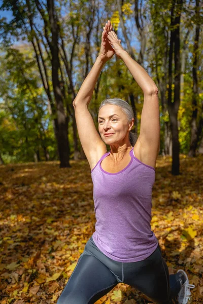 Vrouwelijke yogi die een halvemaanvormige lunge asana uitvoert — Stockfoto