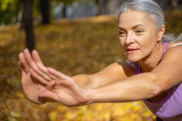 Ontspannen aantrekkelijke dame stretching haar rug spieren — Stockfoto