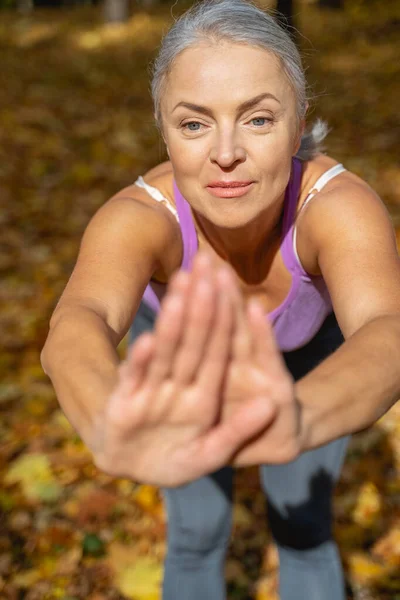 Odpowiedni dojrzały biały kobieta robi rozciąganie ćwiczenia — Zdjęcie stockowe