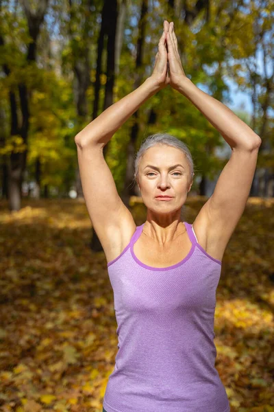 Gericht yogi kijken in de voorkant van haar — Stockfoto