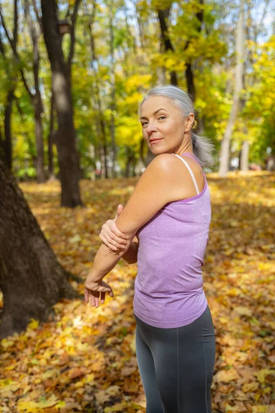 Nyugodt sportos nő pózol a kamerába — Stock Fotó