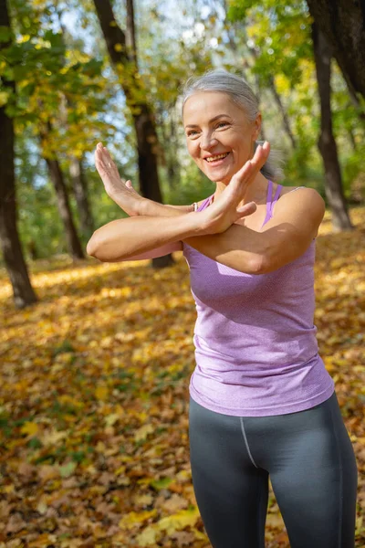 Sonriente deportista atractiva mirando a la distancia — Foto de Stock