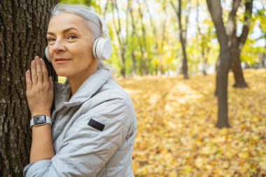 Sakin, zinde bir kadın kameraya bakıyor.