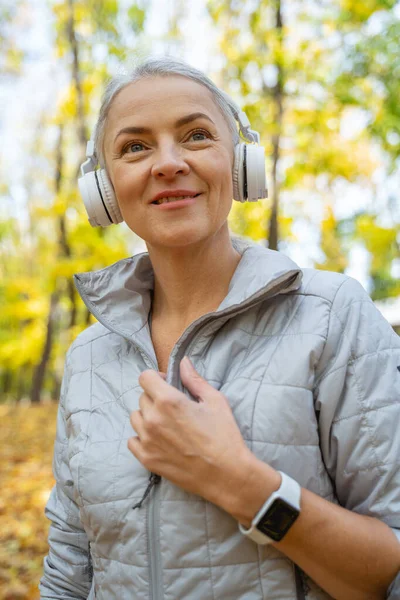 Deportiva caucásica bonita mujer usando gadgets al aire libre — Foto de Stock