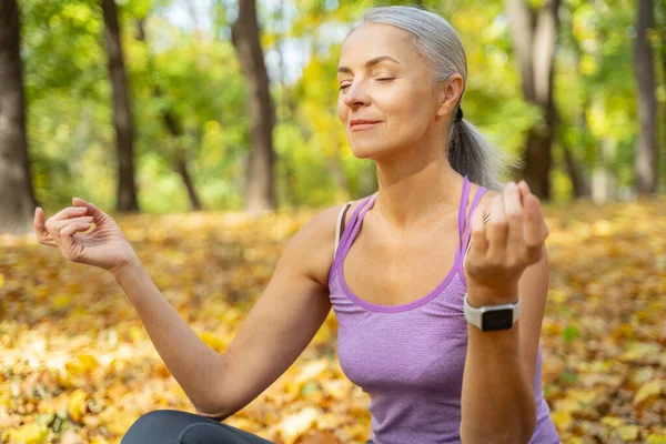 Mulher yogi sentado em um estado meditativo — Fotografia de Stock