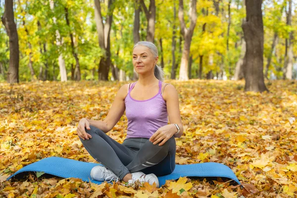 Sérieux yogi féminin regardant devant elle — Photo