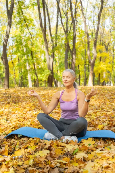 Mulher com olhos fechados fazendo ioga ao ar livre — Fotografia de Stock