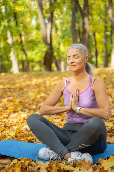 Mulher meditando em uma pose de oração ao ar livre — Fotografia de Stock