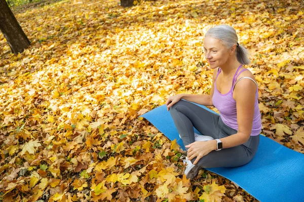 Yogui femenino en la alfombra mirando hacia otro lado — Foto de Stock