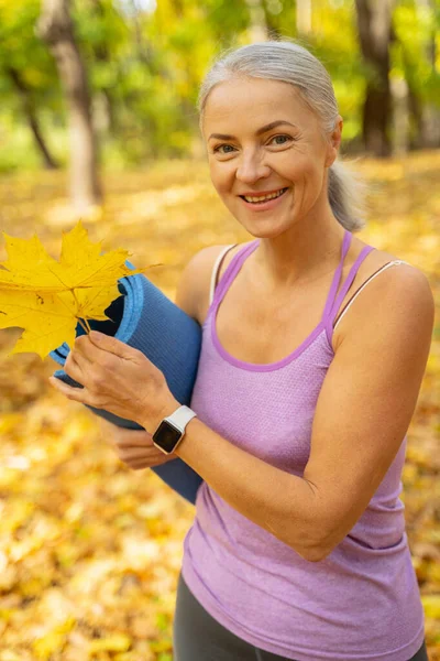 Guapa yogi femenina sonriendo a la cámara —  Fotos de Stock