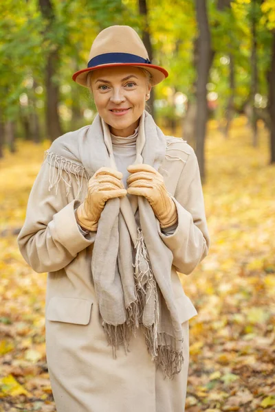 Jolie dame debout dans un parc d'automne — Photo