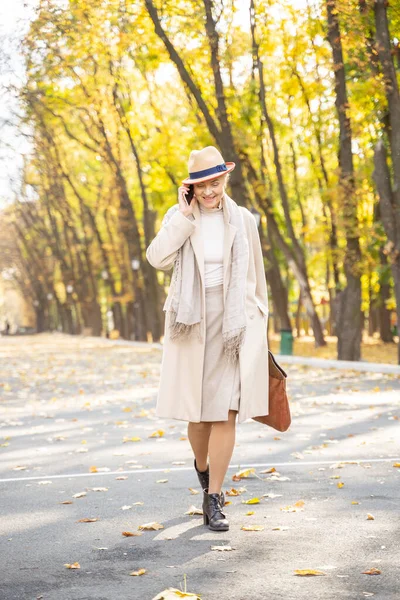 Mujer de negocios moderna caminando por el camino del parque — Foto de Stock