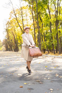Güzel kadın mutlu anının tadını çıkarıyor.