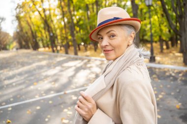 Rahatlamış olgun Kafkasyalı güzel bayan ileriye bakıyor