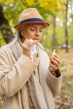 Burnu tıkanmış üzgün bir kadın