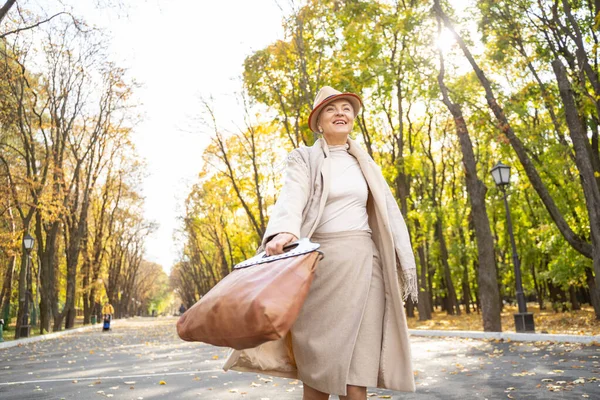 Heureuse femme énergique faisant une promenade à l'extérieur — Photo