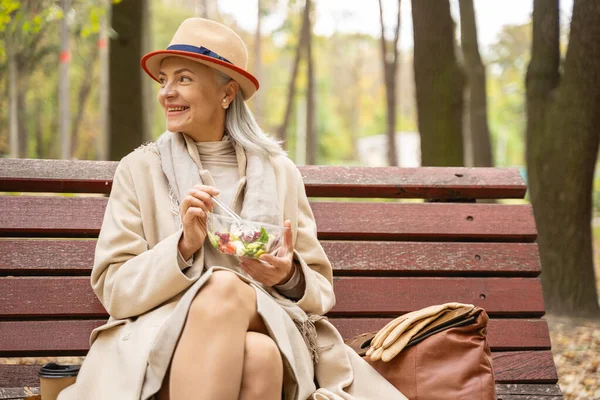 Веселая стильная деловая леди обедает на свежем воздухе — стоковое фото