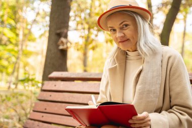 Sakin, güzel bir kadın bankta çalışıyor.