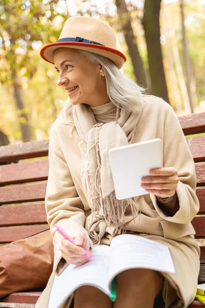 Feliz dama moderna sentada con su libro de texto — Foto de Stock