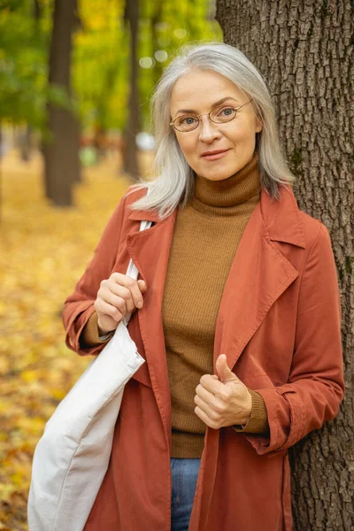 Zadowolona biała, ładna kobieta w okularach na zewnątrz — Zdjęcie stockowe