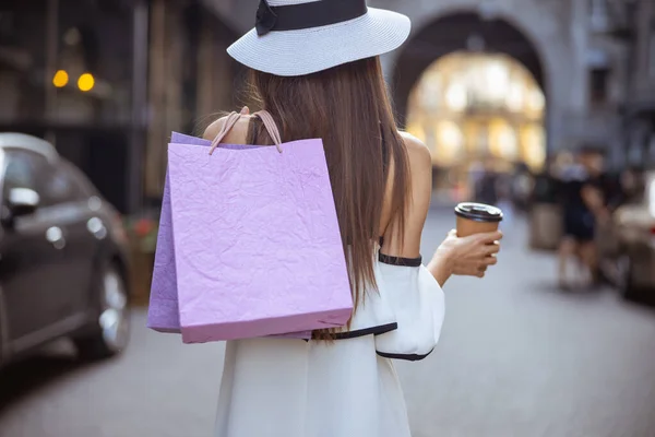 Jonge fashionista gaat naar huis na het winkelen alleen — Stockfoto