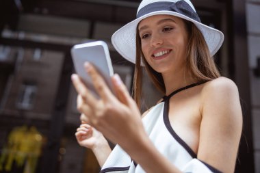 Mesajına cevap veren bir kadın