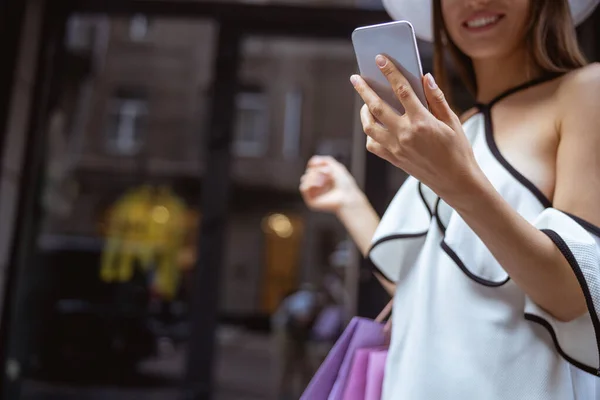 Mooie vrouw texting met haar beste vriend — Stockfoto