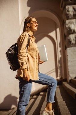 Neşeli bayan iş gününden sonra yürüyor.