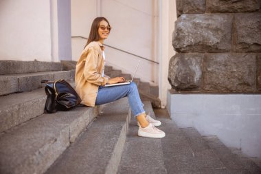 Kadının mutlu olması iş gününü dışarıda geçirmesi.