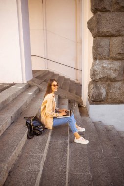 Güzel bayan yeni projesi üzerinde çalışıyor.