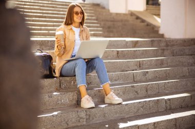 Çalışırken kahve molası veren bir kadın.