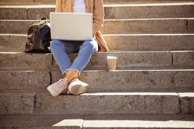 Şehir merkezinde çalışan genç bir serbest çalışan.