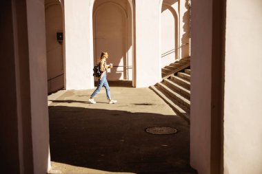 Yoğunlaşmış kadın işe gidiyor.