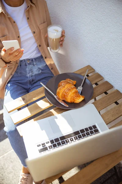 Kvinna som arbetar och dricker sitt morgonkaffe — Stockfoto